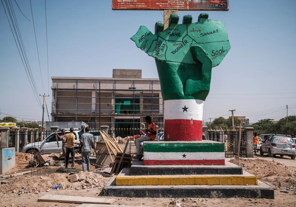  نصب الاستقلال التذكاري، الذي يصور يدًا تحمل خريطة البلاد، في مدينة هرجيسا، أرض الصومال