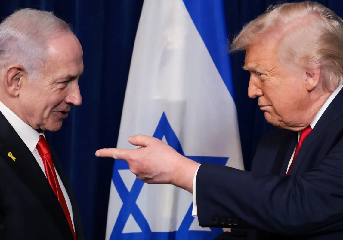  الرئيس الأمريكي دونالد ترمب ورئيس الوزراء الإسرائيلي بنيامين نتنياهو خلال مؤتمر صحفي بعد اجتماع في نادي مارالاغو التابع لترمب في بالم بيتش، فلوريدا، الولايات المتحدة، في 29 ديسمبر 2025