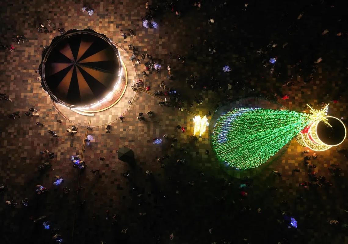 مشهد لطائرة بدون طيار لسوق عيد الميلاد في ميدان اسكندر بيج في تيرانا، ألبانيا، 12 ديسمبر