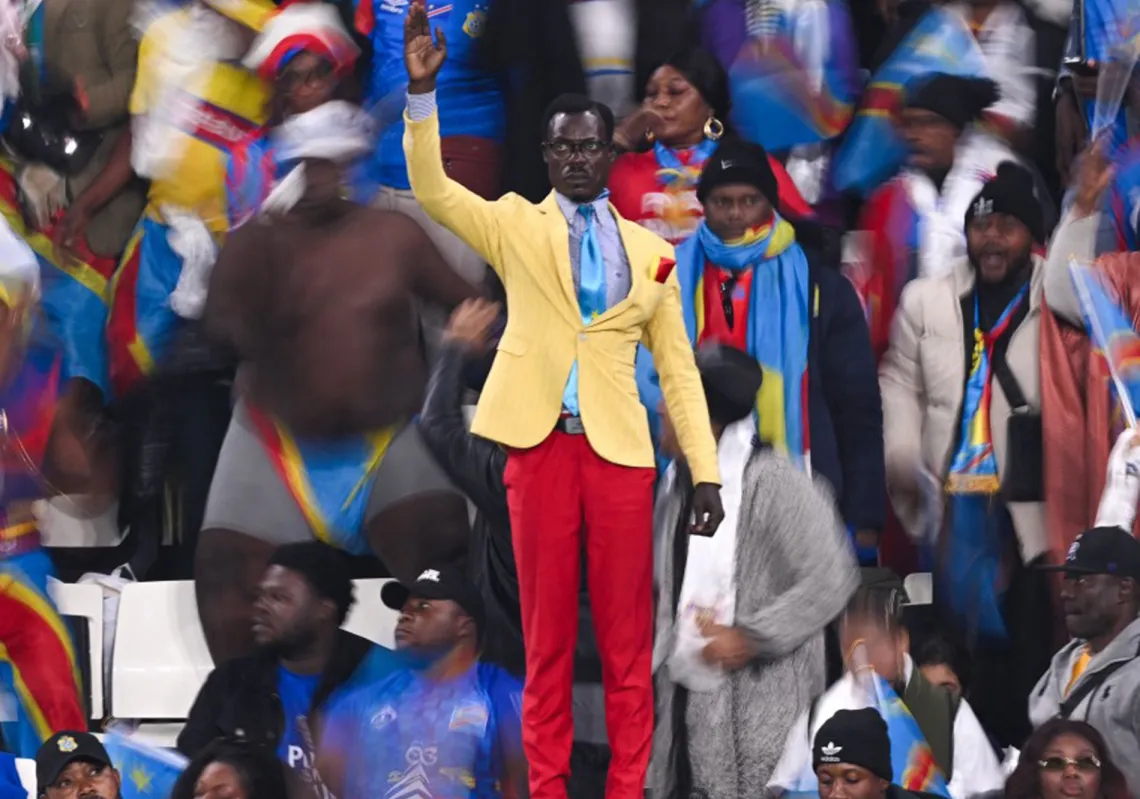 عن المشجع المثير الذي يتقمص تمثال لومومبا في "الأمم الأفريقية 2025"
