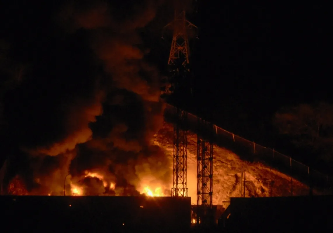 صورة لحريق في فورتي تيونا، أكبر مجمع عسكري في فنزويلا، بعد سلسلة من الانفجارات في كاراكاس في 3 يناير 2026