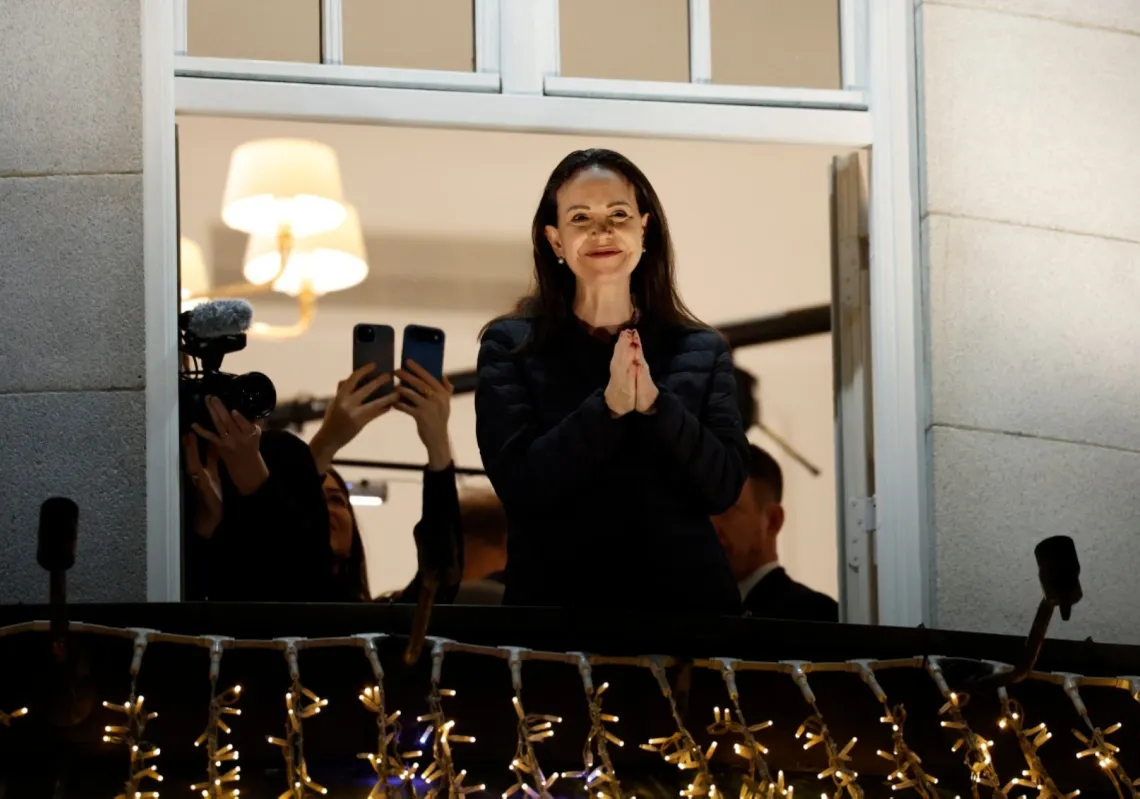 ماريا كورينا ماتشادو من شرفة فندق غراند في أوسلو، النرويج، في الساعات الأولى من صباح 11 ديسمبر 2025