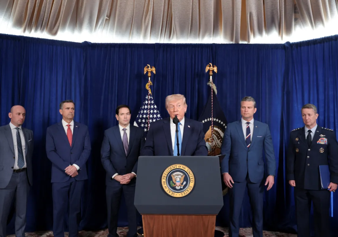 عقد الرئيس الأميركي دونالد ترمب مؤتمراً صحفياً بحضور وزيري الدفاع والخارجية ورئيس هيئة الأركان المشتركة الجنرال، عقب الضربة الأميركية التي استهدفت فنزويلا وأسفرت عن اعتقال الرئيس نيكولاس مادورو وزوجته، فلوريدا، 3 يناير 2026.