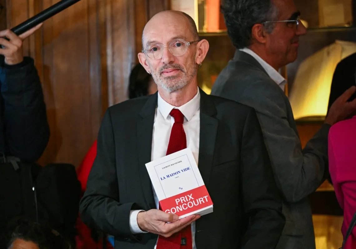 الكاتب الفرنسي لوران موفينييه بعد فوزه بجائزة "غونكور" عن رواية "البيت الفارغ"، باريس، 2025