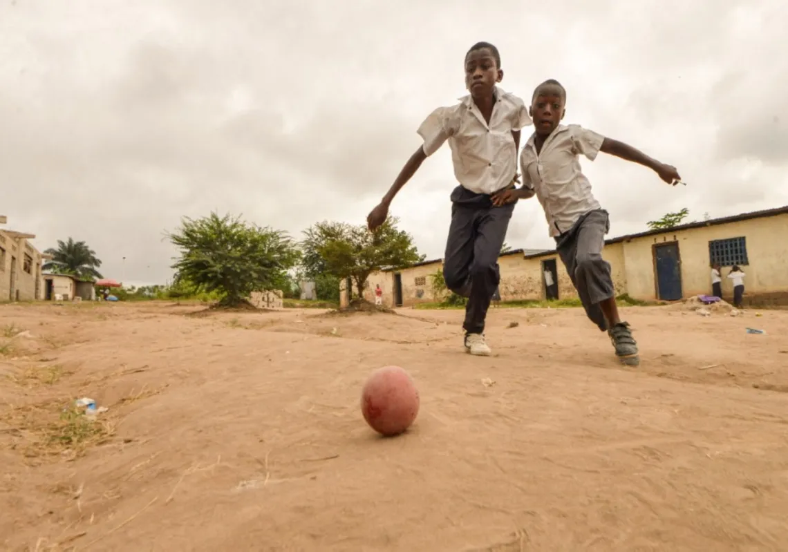 طفلان يلعبان كرة القدم في مخيم نارسيا للاجئين في جنوب السودان، 2014