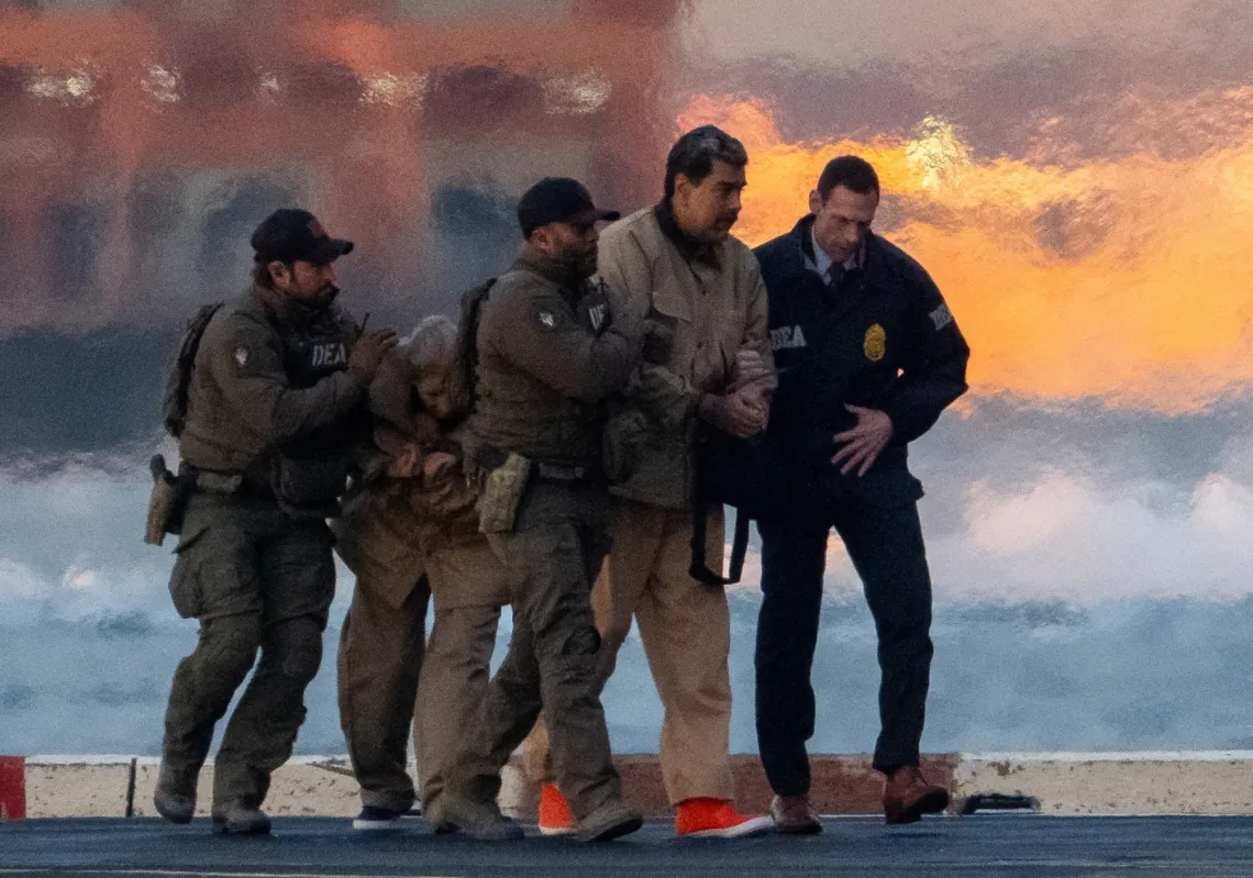 قوات أمريكية خاصة تقتاد الرئيس الفنزويلي نيكولاس مادورو بعد هبوط مروحية عسكرية في الولايات المتحدة، تمهيدا لتسليمه للمحاكمة، 5 يناير