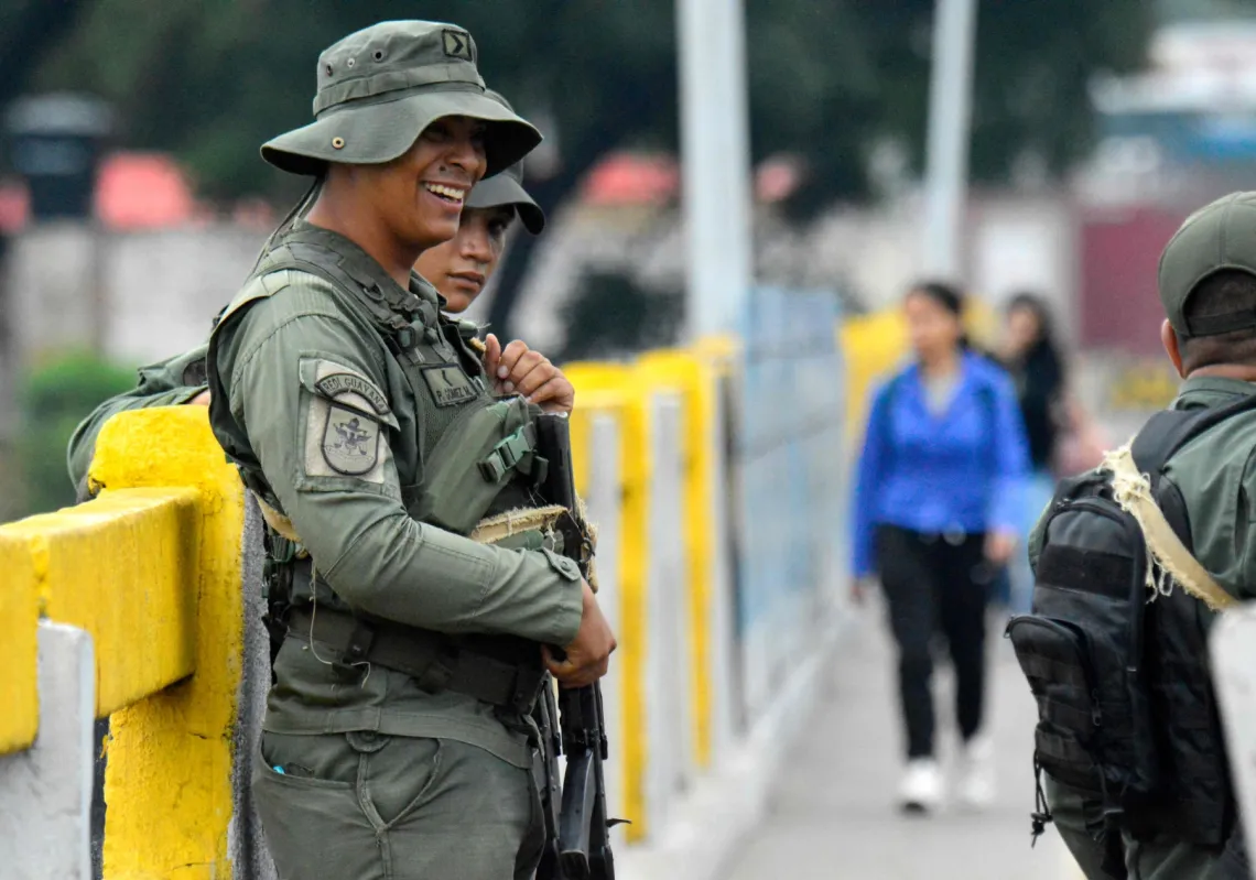 يظهر جنود فنزويليون من مدينة كوكوتا الكولومبية وهم يحرسون معبرًا حدوديًا في 3 يناير 2026.