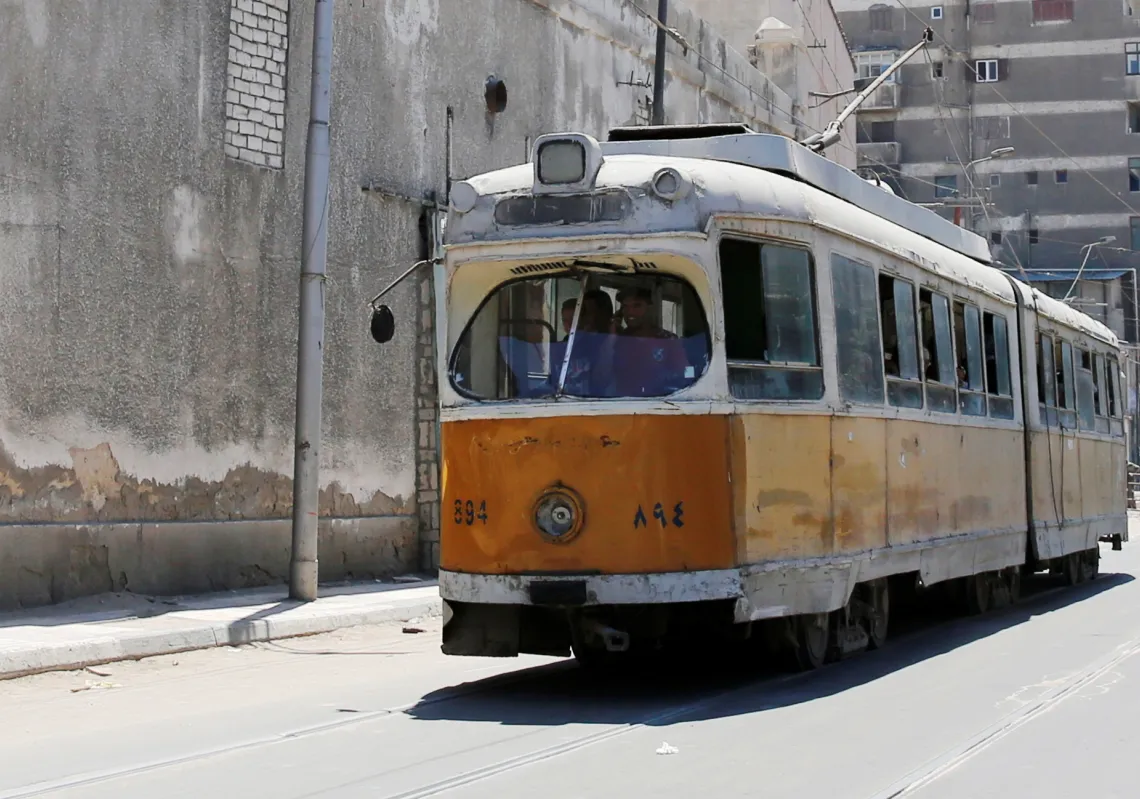 ترام كهربائي قديم في مدينة الإسكندرية، مصر، 3 أغسطس 2017