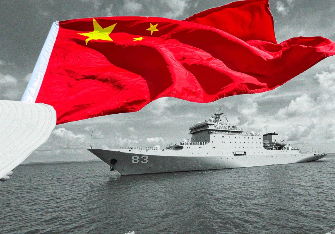 رفع علما كمبوديا (يمين) والصين (يسار) خلال استقبال سفينة التدريب الصينية "تشيجيغوانغ" للرسو حاملةً لافتة كُتب عليها "نجلب السلام والصداقة للقاء الأصدقاء" خلال حفل استقبال في ميناء سيهانوكفيل بمقاطعة برياه سيهانوك في 19 مايو 2024.