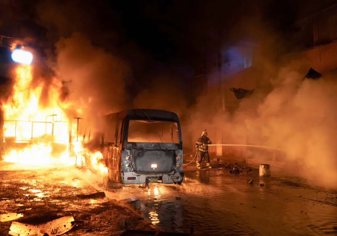 عناصر من الدفاع المدني يخمدون حريقا في حلب بعد اشتباكات بين الجيش السوري و "قسد" في 8 يناير/كانون الثاني 2026