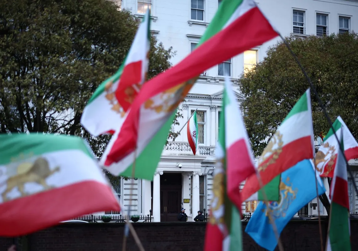 متظاهرون مناهضون للنظام الإيراني يرفعون العلم الإيراني الذي يحمل شعاري الأسد والشمس، قبل ثورة 1979، خلال تجمع أمام السفارة الإيرانية في وسط لندن، في 9 يناير 2026