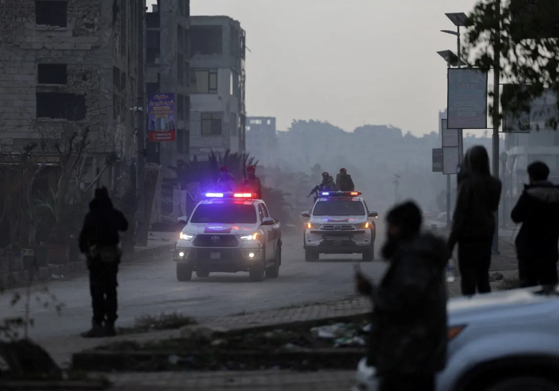 عناصر من الشرطة العسكرية السورية بعد أن توصلت قوات سوريا الديمقراطية (قسد) إلى اتفاق مع الحكومة السورية بالانسحاب والتوجه إلى شمال شرقي سوريا، ذلك في حلب، سوريا، 9 يناير
