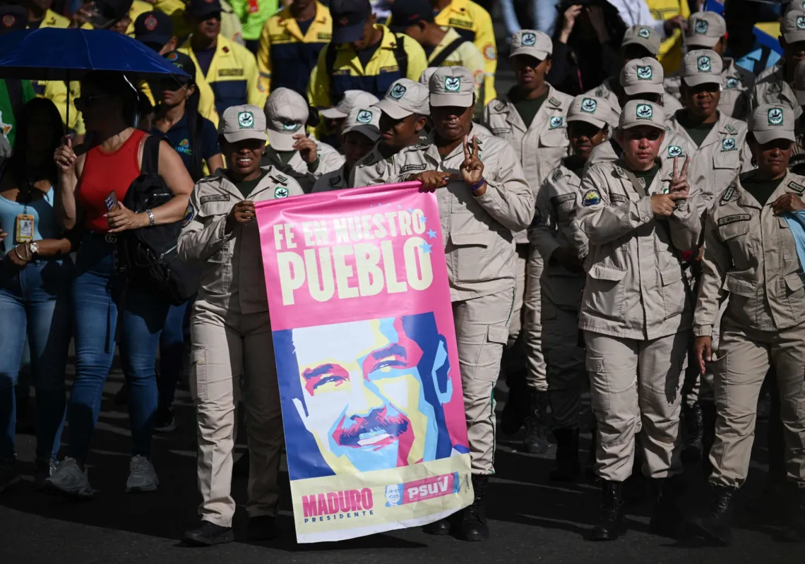 أفراد من وحدة حراس المتنزهات الفنزويلية، "جيه إن باركيس"، في مسيرة بمدينة كاراكاس في 8 يناير 2026، للمطالبة بالإفراج عن الرئيس الفنزويلي نيكولاس مادورو، وزوجته سيليا فلوريس
