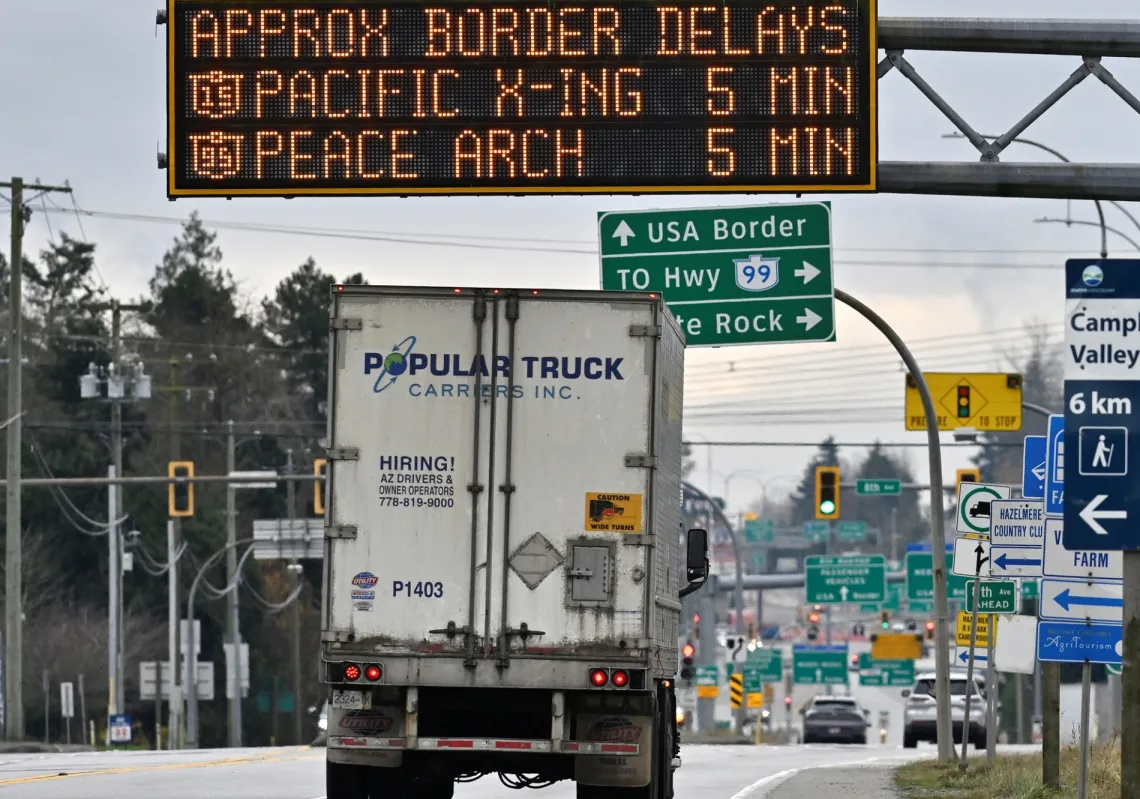 شاحنة تسير في اتجاه ميناء تابع لهيئة الجمارك وحماية الحدود الأميركية، في مدينة كولومبيا الكندية بالقرب من المحيط الهادئ، 26 نوفمبر 2024.