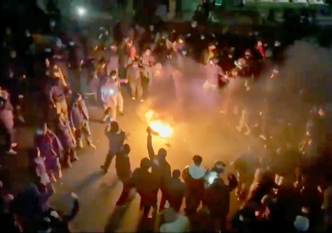 صورة من  مقطع فيديو متداول على مواقع التواصل الاجتماعي لمتظاهرين يرقصون ويهتفون حول النار رغم تصاعد حملة القمع، في طهران، إيران، 9 يناير 2026