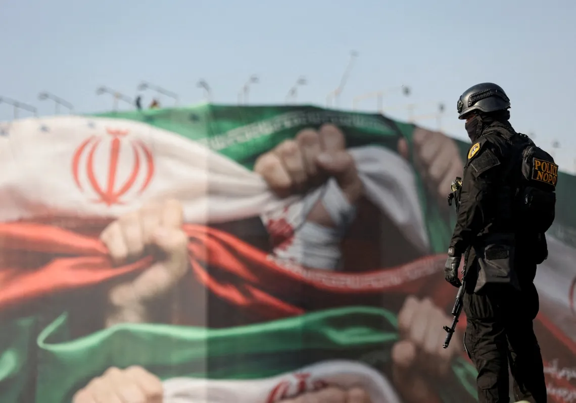 عنصر من الشرطة الإيرانية يشارك في مسيرة مؤيدة للحكومة في طهران، إيران، 12 يناير 2026