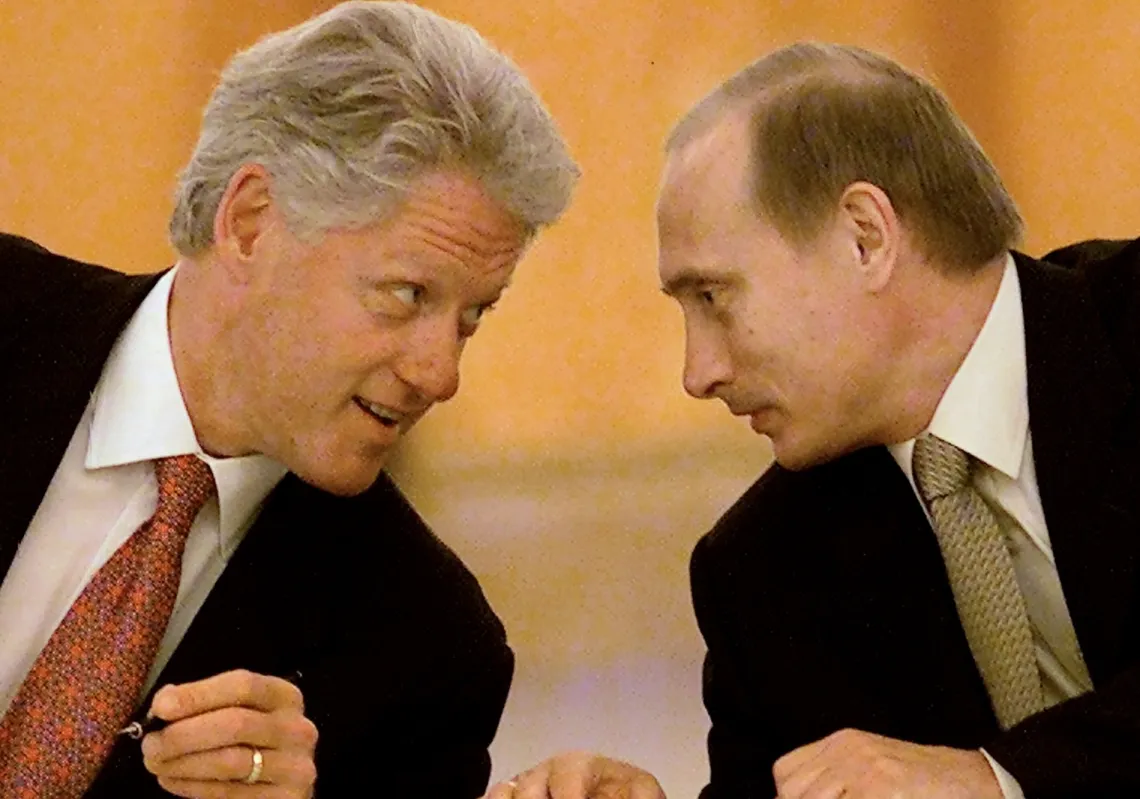 الرئيس الأميركي بيل كلينتون والرئيس الروسي فلاديمير بوتين يتشاوران خلال مراسم توقيع اتفاقيات إنشاء مركز إنذار مشترك لتبادل المعلومات حول عمليات إطلاق الصواريخ، 4 يونيو 2000