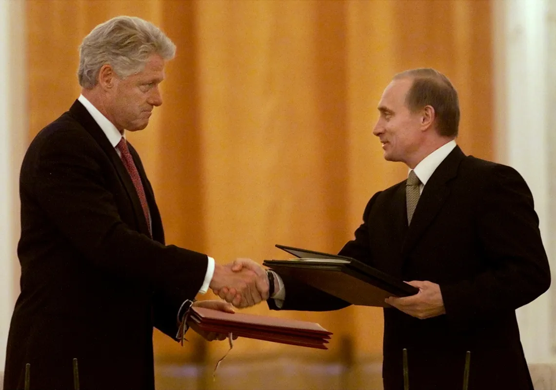 الرئيس الروسي فلاديمير بوتين والرئيس الأميركي بيل كلينتون يتبادلان اتفاقيات في 4 يونيو 2000 بشأن إنشاء مركز إنذار مشترك لتبادل المعلومات حول عمليات إطلاق الصواريخ، وذلك بعد وقت قصير من توقيعها