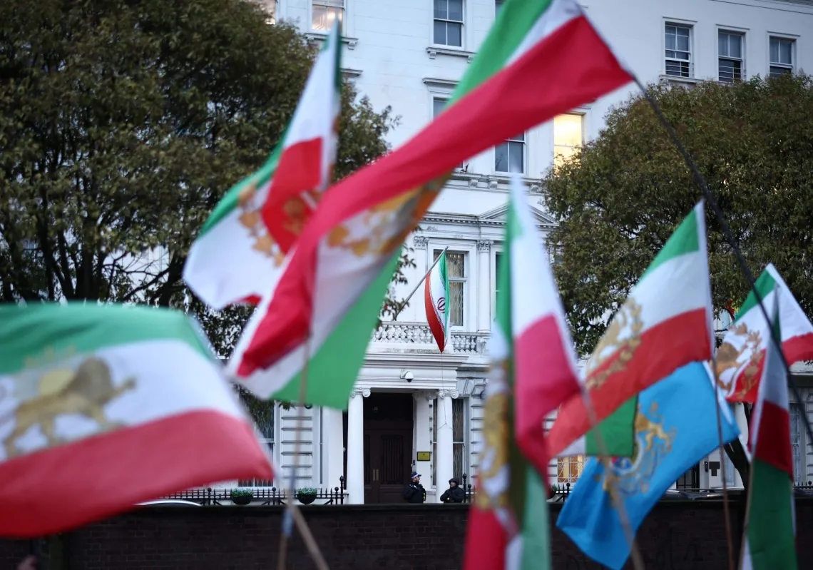متظاهرون مناهضون للنظام الإيراني يرفعون العلم الإيراني الذي يحمل شعاري الأسد والشمس، قبل ثورة 1979، خلال تجمع أمام السفارة الإيرانية في وسط لندن، في 9 يناير 2026
