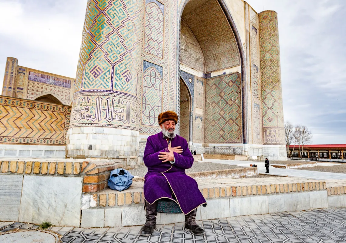 متسوّل أمام مسجد بيبي خانم في سمرقند، أوزبكستان