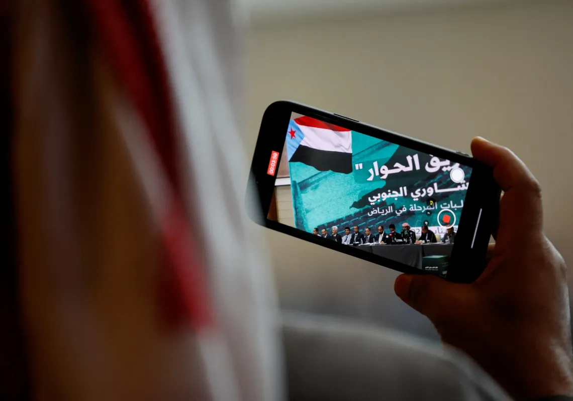 صحافي يسجل جلسة في الحوار التشاوري الجنوبي في الرياض في 18 يناير ٢٠٢٦