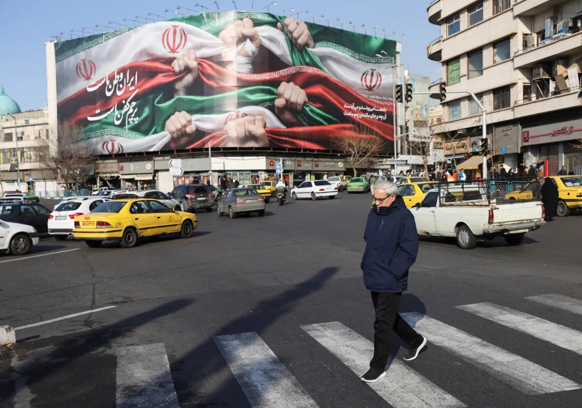 رجل يسير في أحد شوارع طهران، إيران، 24 يناير2026