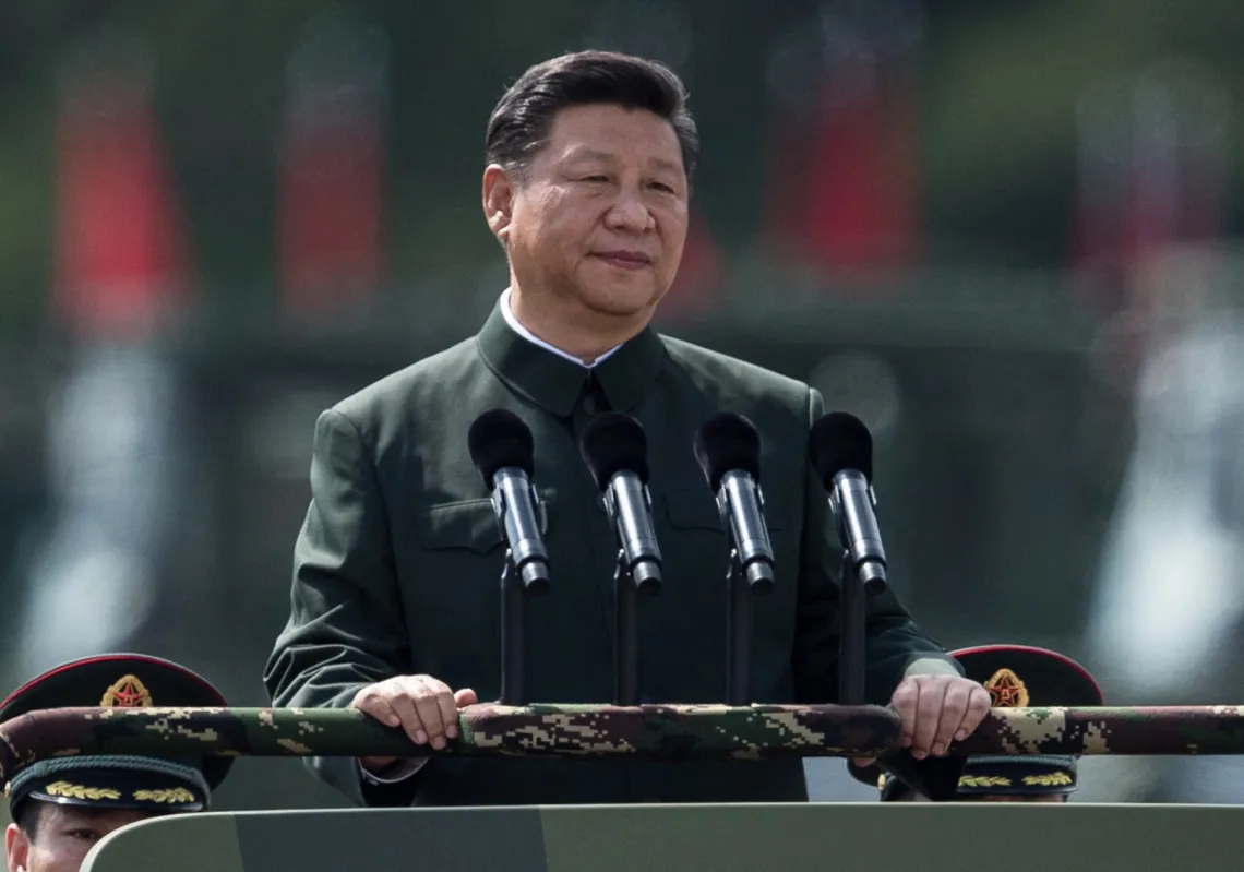 الزعيم الصيني شي جينبينغ يتفقد جنود جيش التحرير الشعبي في ثكنة عسكرية في هونغ كونغ يوم 30 يونيو 2017