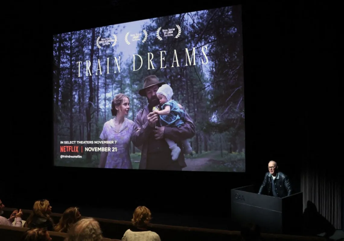 مايكل كيتون يتحدث خلال عرض فيلم "أحلام قطار" في مقر CAA بلوس أنجليس، 11 ديسمبر 2025
