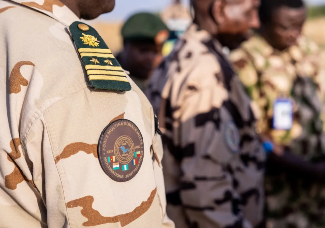  شعار قوة المهام المشتركة متعددة الجنسيات على زي جندي خلال زيارة إلى مقاطعة بحيرة تشاد، تشاد، في 26 نوفمبر 2025