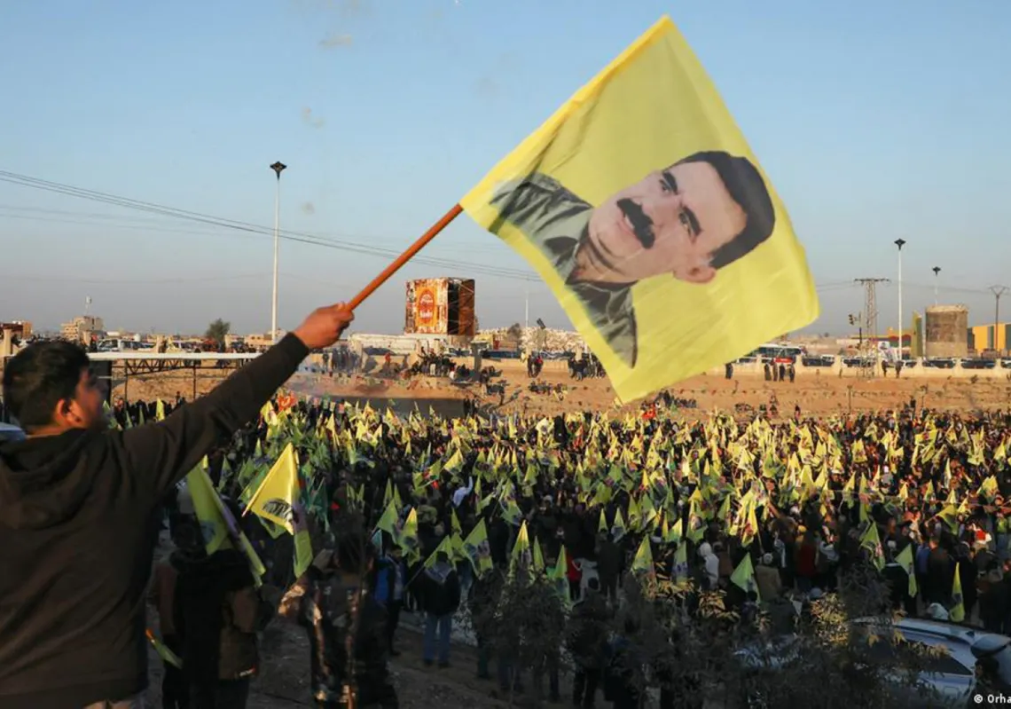 صورة أرشيفية لتجمع في الحسكة شمال شرقي سوريا، رفع فيه مقاتلو "قوات سوريا الديمقراطية" (قسد) صورة عبد الله أوجلان رئيس "حزب العمال الكردستاني" المسجون في تركيا.