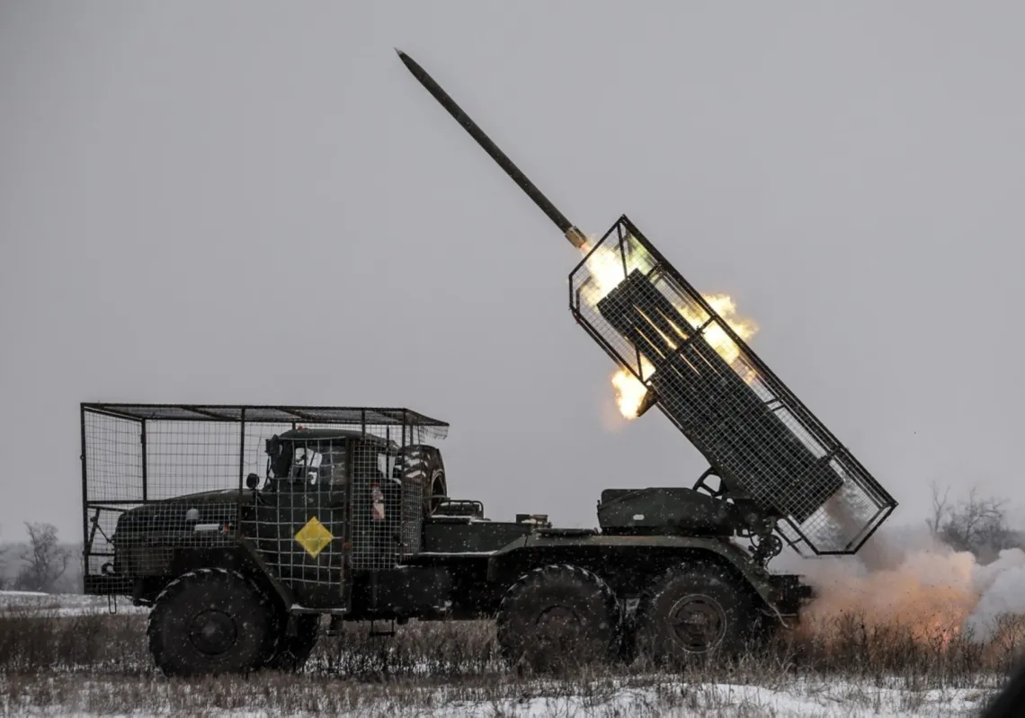 جنود أوكرانيون يطلقون صواريخ "غراد" من راجمة باتجاه مواقع روسية قرب مدينة تشاسيف يار في منطقة دونيتسك، يناير 2026