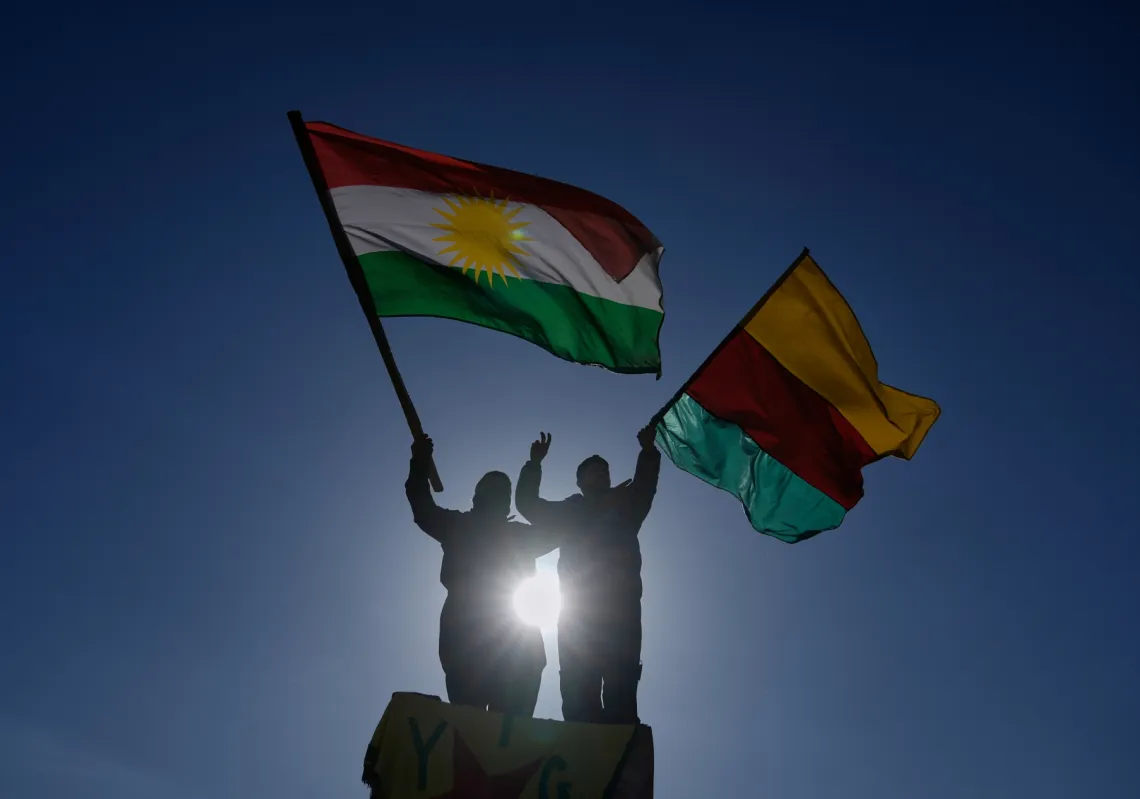  متظاهرون من المجتمع الكردي يرفعون أعلام حزبية تضامنا مع أكراد سوريا، أمام مقر الإسكوا في بيروت، لبنان، 20 يناير 2026