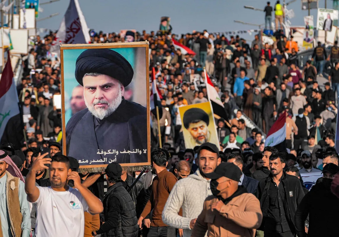 أنصار رجل الدين الشيعي مقتدى الصدر يسيرون حاملين صوره والأعلام الوطنية خلال مسيرة تدعو لمقاطعة الانتخابات البلدية العراقية لعام 2023