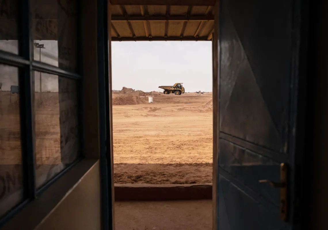 شاحنة نقل في منجم كوميناك قرب أرليت، الذي أُغلق عام 2021 بعد عقود من استخراج اليورانيوم ويخضع حاليا لإعادة تأهيل، مارس 2023