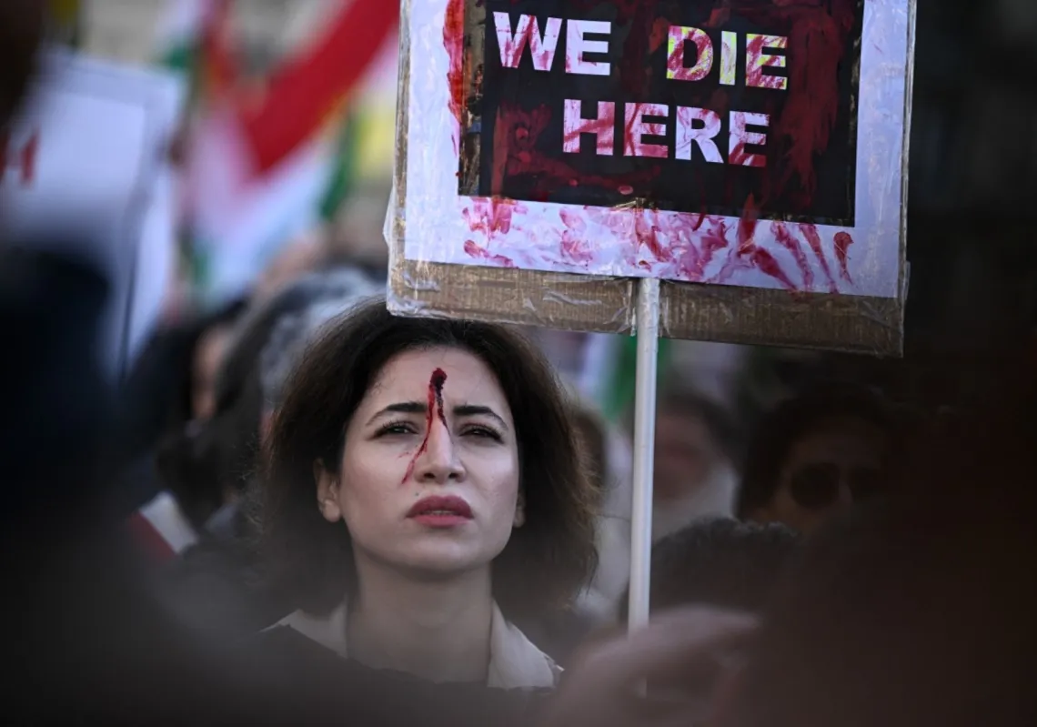 متظاهرة في الاحتجاجات التي اندلعت في ايران بسبب سوء الأوضاع الاقتصادية، في 16 يناير