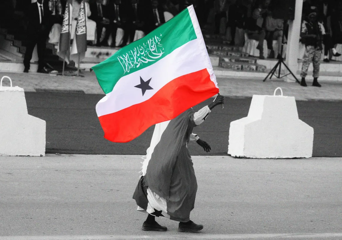 امرأة ترتدي ألوان علم أرض الصومال تشارك في موكب احتفالاً بالذكرى الثالثة والثلاثين لاستقلال الاقليم في هرجيسا، 18 مايو 2024