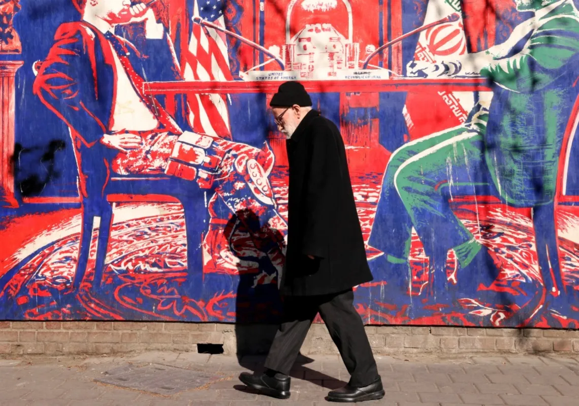 
رجل يمر بجوار جدارية مرسومة على الجدران الخارجية للسفارة الأميركية السابقة في طهران، والتي يشار إليها، في أوساط الحكم الإيراني، باسم "وكر الجواسيس"، في 1 فبراير 2026.