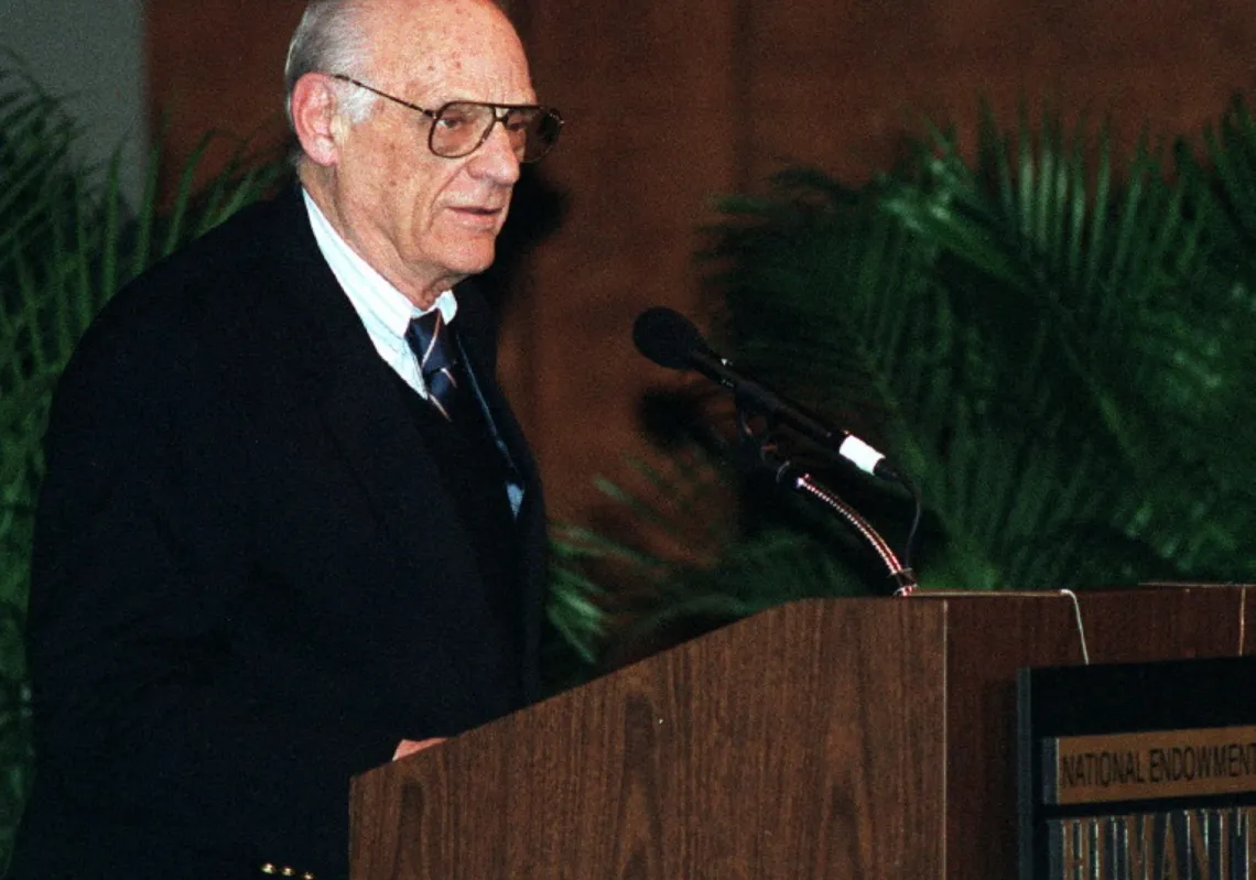 آرثر ميلر يلقي محاضرة في مركز كينيدي بواشنطن حول "السياسة وفن التمثيل"، 26 مارس 2001