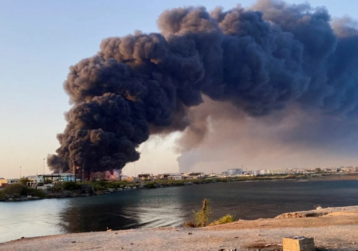 
صورة تُظهر عمودًا كبيرًا من الدخان والنيران يتصاعد من مستودع وقود في بورتسودان، السودان، 6 مايو 2025.