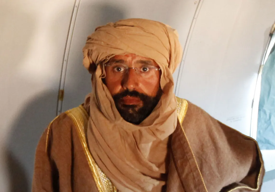 سيف الإسلام القذافي جالس داخل طائرة في الزنتان بتاريخ 19 نوفمبر/تشرين الثاني 2011