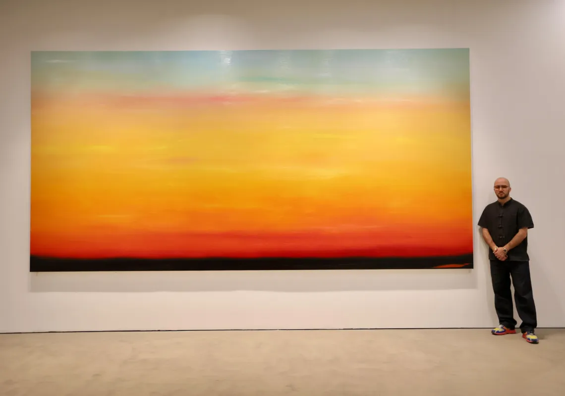 ريبال ملاعب أمام أحد لوحاته