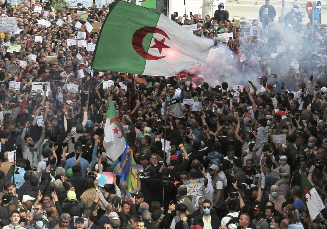 
متظاهرون في شوارع الجزائر العاصمة، 2 أبريل 2021.