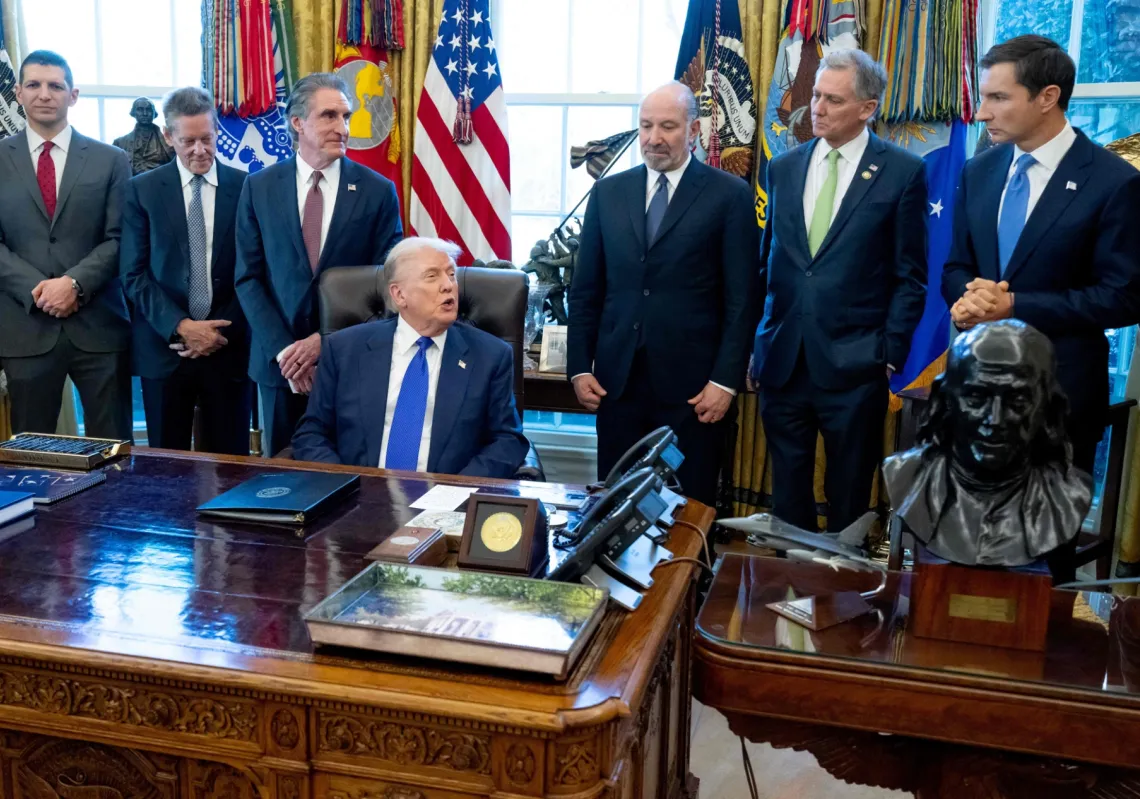 الرئيس الأميركي دونالد ترمب في البيت الأبيض يتحدث للصحافيين عن مخزون استراتيجي للمعادن بقيمة تمويل أولي تبلغ 12 مليار دولار، واشنطن، فبراير 2026