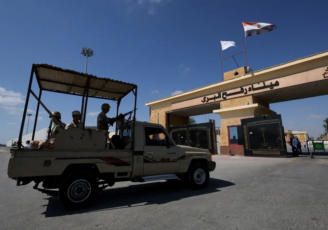 
مركبة تقل جنوداً مصريين بالقرب من معبر رفح الحدودي بين مصر وقطاع غزة، في رفح، مصر، 6 أغسطس 2025