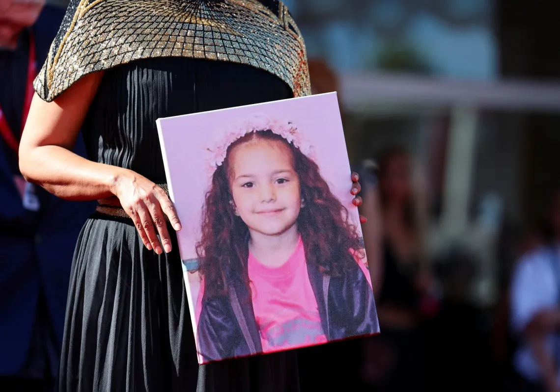 كوثر بن هنية تحمل صورة هند رجب على السجادة الحمراء في مهرجان البندقية، 3 سبتمبر 2025