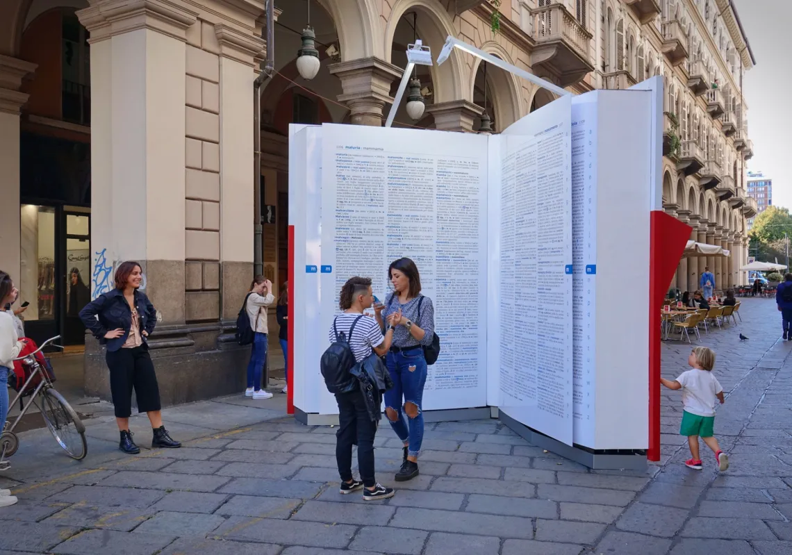 كتاب عملاق للترويج للثقافة والقراءة في تورينو، إيطاليا، أكتوبر 2019