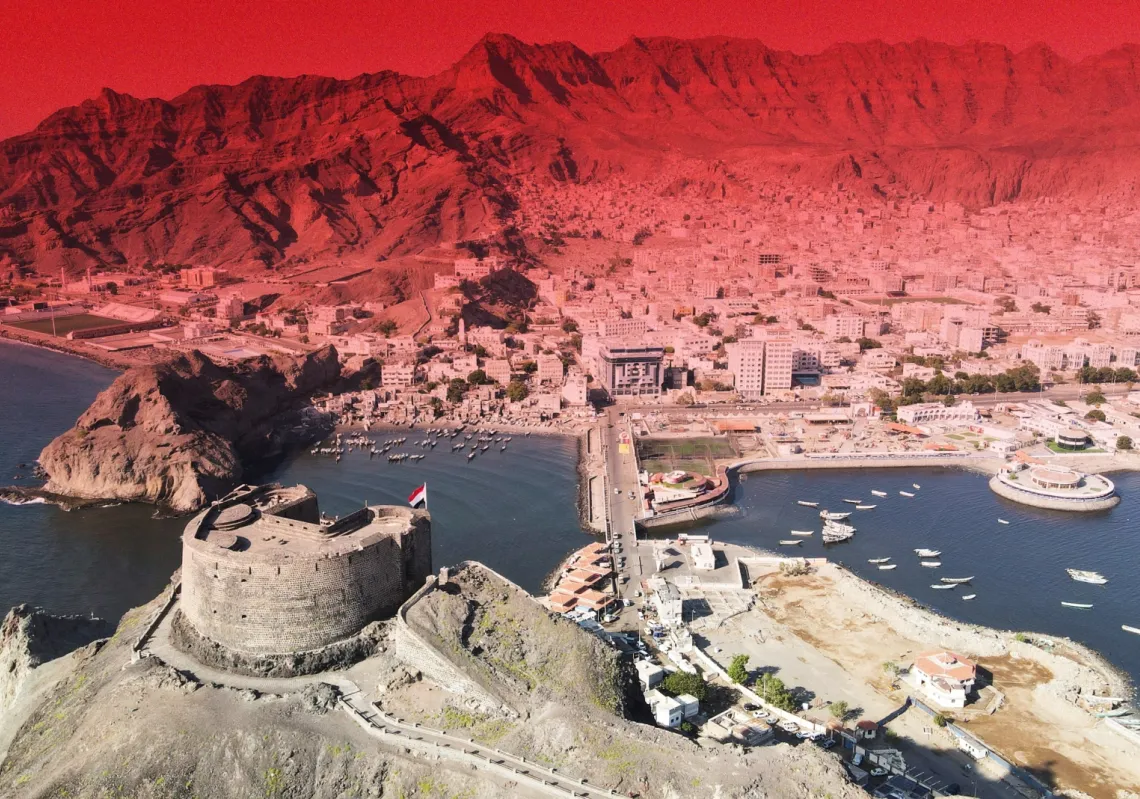 صورة جوية لقلعة سيرا، المطلة على الميناء القديم لمدينة عدن، اليمن، 16 أكتوبر 2025