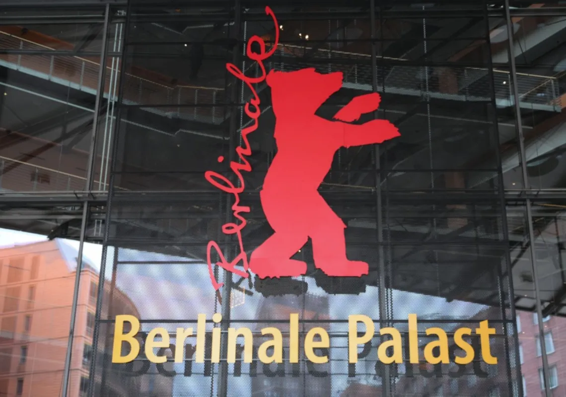 دبّ برليناله على واجهة قصر برليناله مع بدء التحضيرات لمهرجان برلين السينمائي الدولي، 6 فبراير 2026