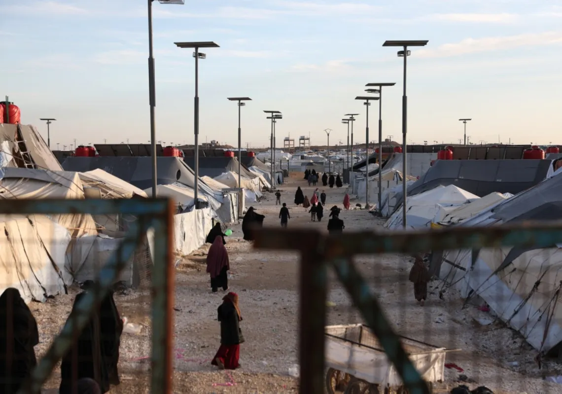 أطفال ونساء، من أقارب مشتبه بانتمائهم لتنظيم "داعش"، داخل مخيم الهول في منطقة صحراوية بمحافظة الحسكة شمال شرق سوريا، في 21 يناير 2026.