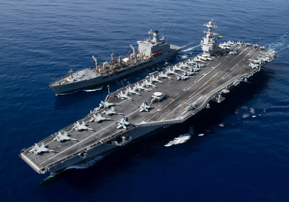 حاملة الطائرات الأميركية "يو إس إس جيرالد آر فورد"، أكبر حاملة طائرات في العالم، خلال عملية تزويد بالوقود في البحر الأبيض المتوسط الشرقي، في 11 أكتوبر/تشرين الأول 2023.